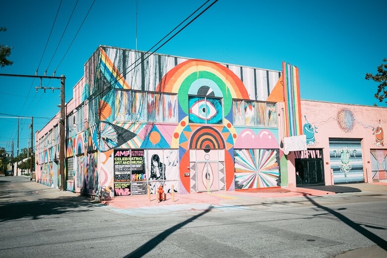 Buntes Gebäude mit Werbung für ein Festival in Oklahoma City