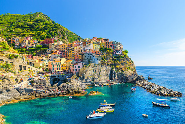 Aussicht auf das Meer und die bunten Häuser in Cinque Terre