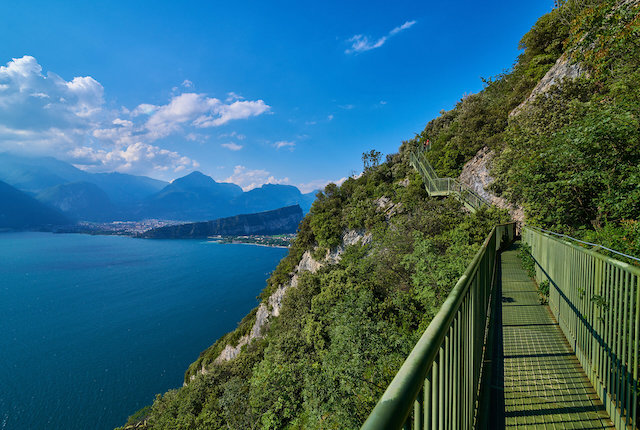 Panoramisch uitzicht op het Gardameer, Italië