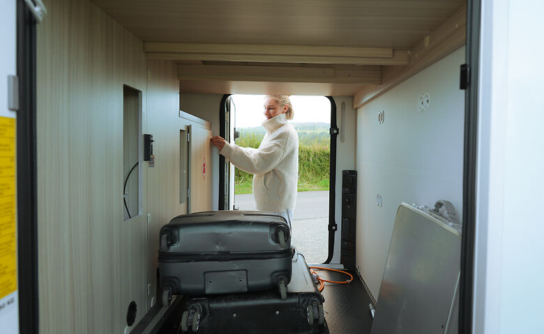 Frau befüllt Wohnmobil-Garage