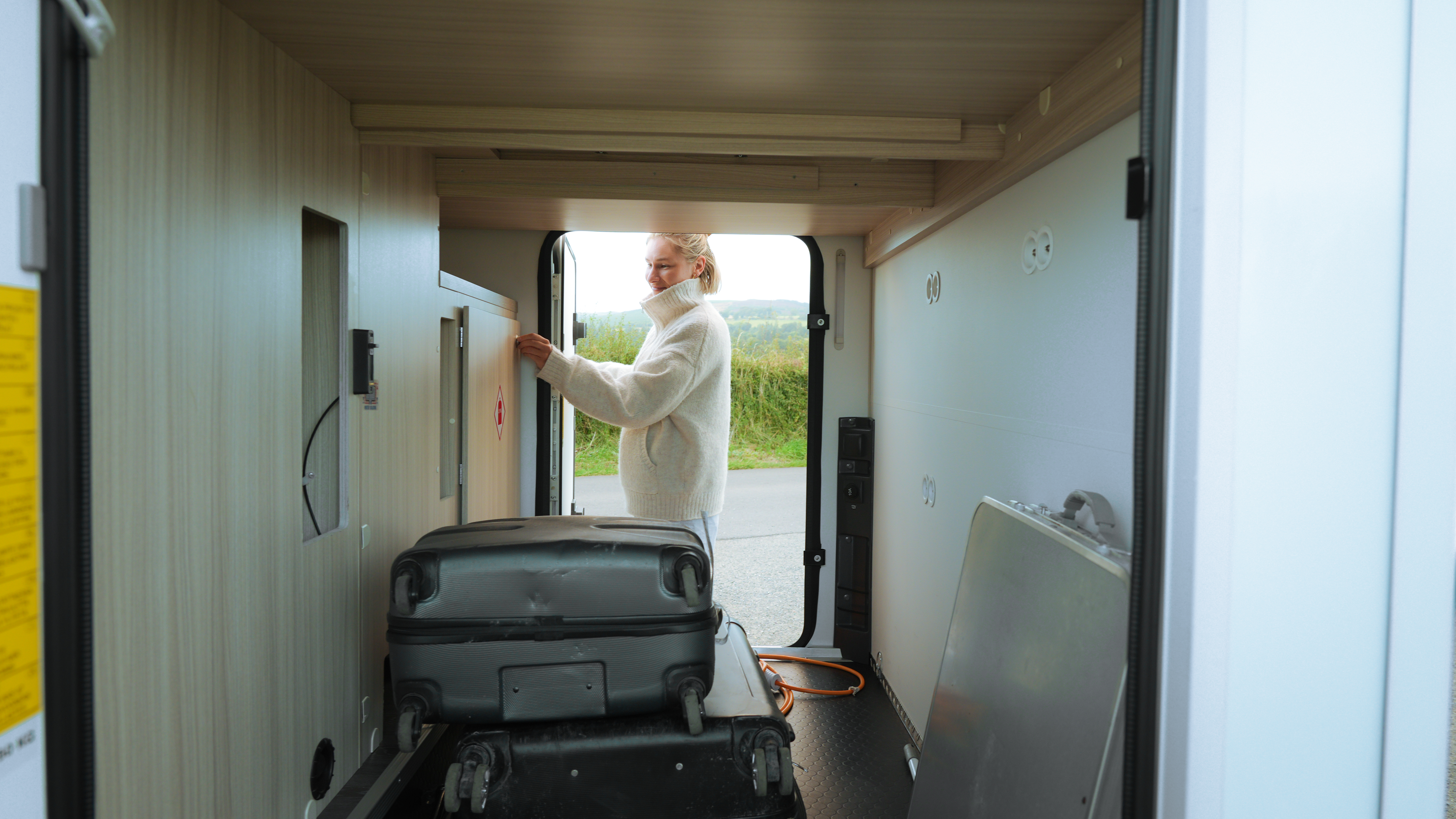 Frau befüllt Wohnmobil-Garage