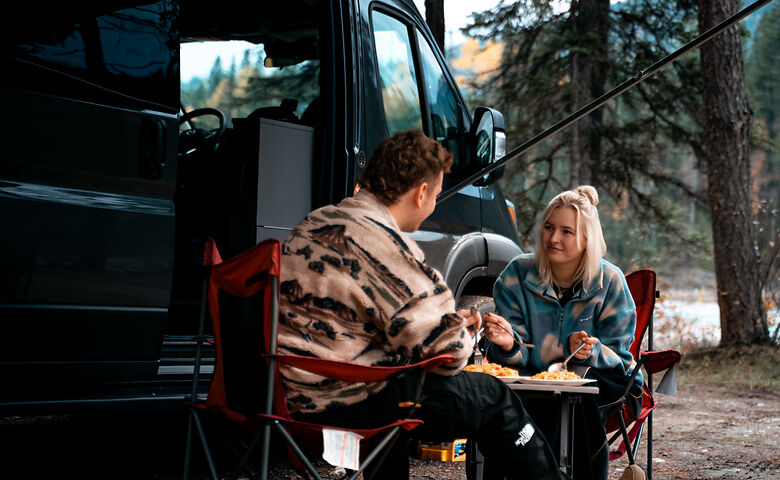 Paar unterhält sich auf dem Campingplatz