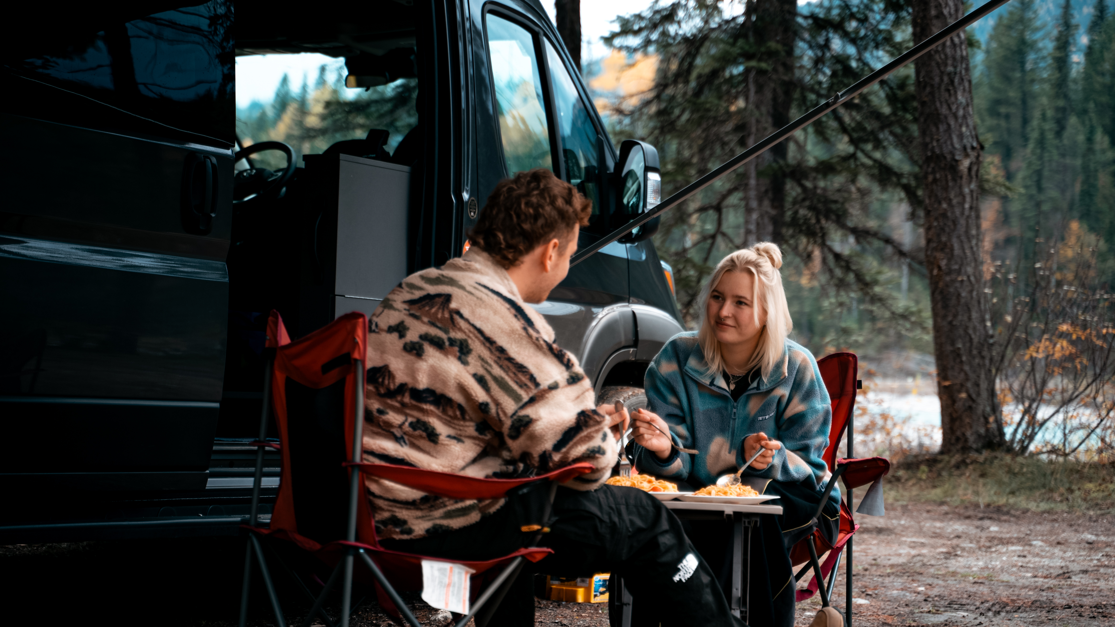 Paar unterhält sich auf dem Campingplatz