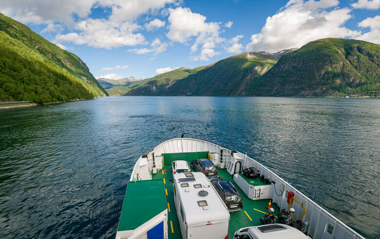 Wohnmobile und Autos auf einer Fähre in Norwegen