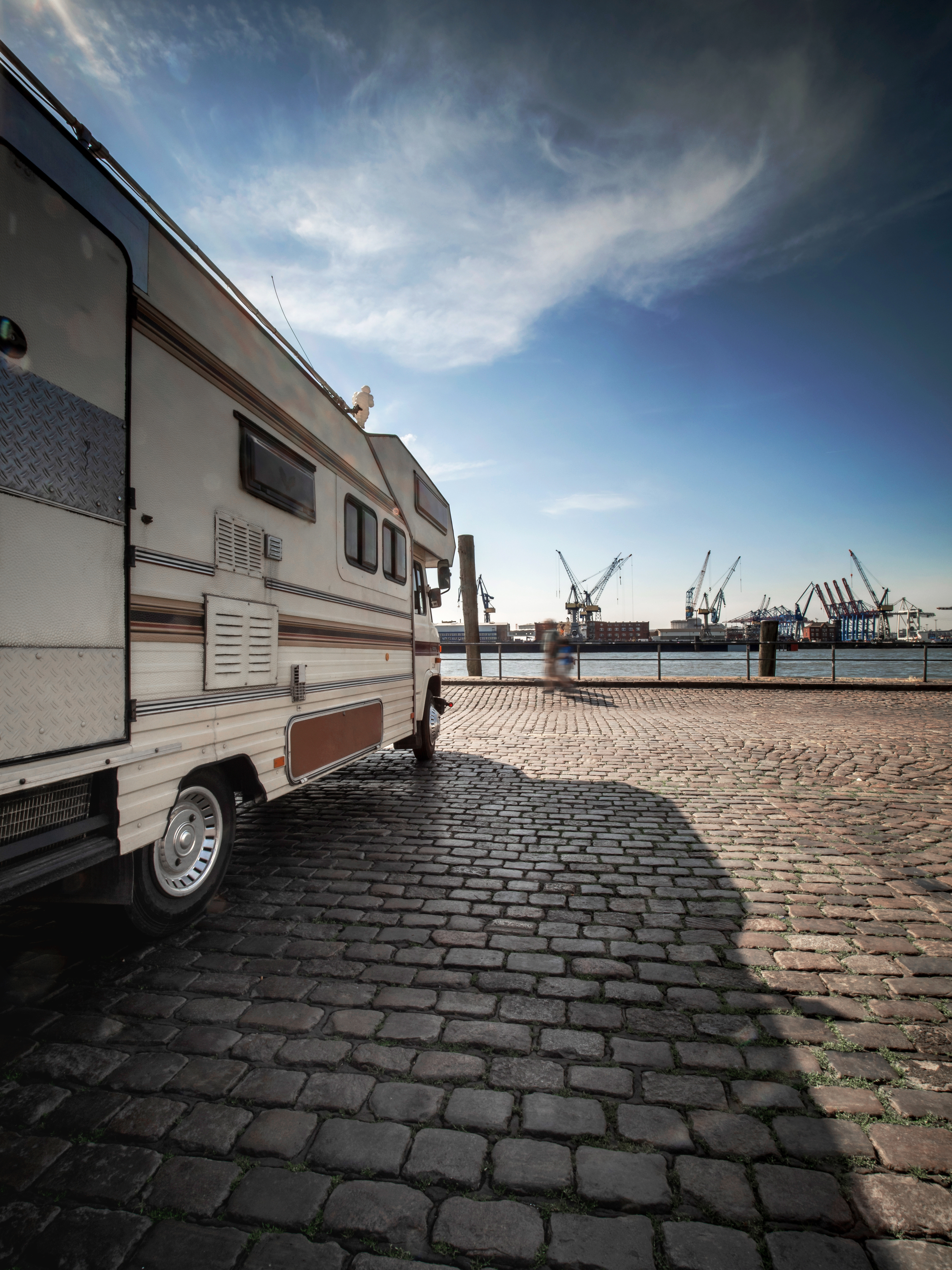 Wohnmobil parkt am Hamburger Hafen