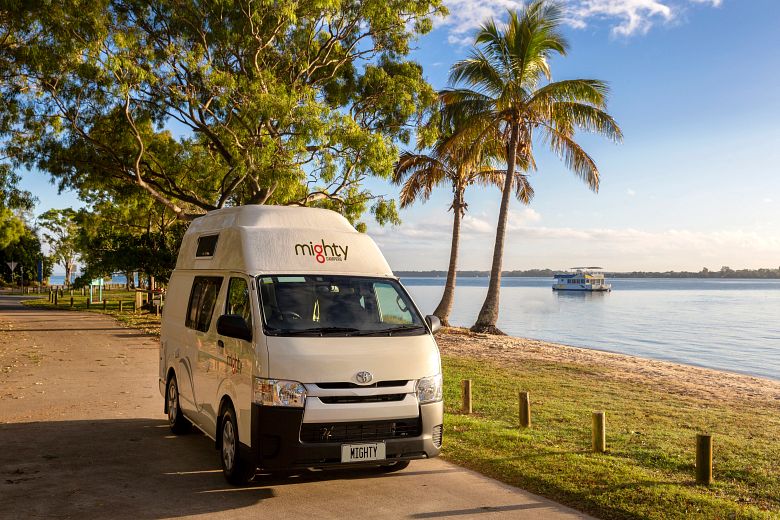 Kleiner Mighty Camper vor Palmen und Meer