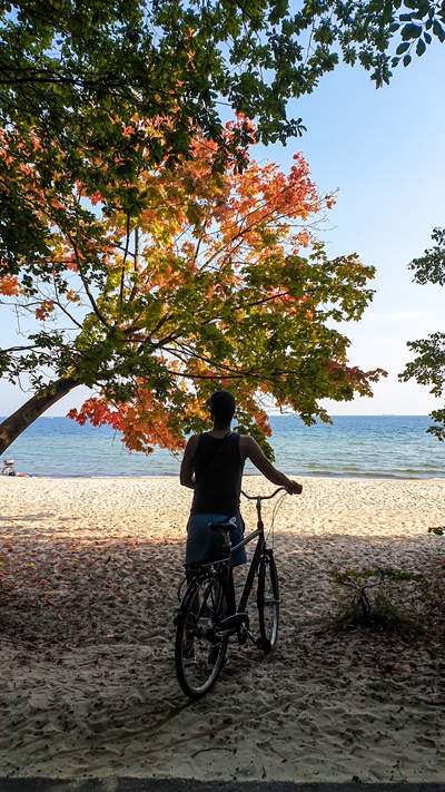 Mann mit einem Fahrrad an der Nordsee