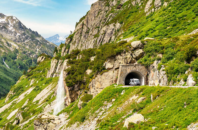 Wohnmobil fährt durch einen Tunnel in den Schweizer Alpen