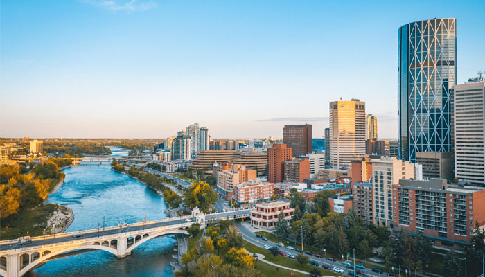 East Downtown Calgary zomer zonsondergang luchtfoto