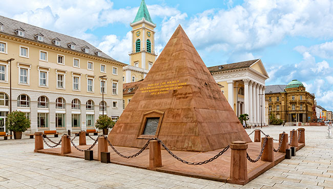 Die Pyramide auf dem Marktplatz in Karlsruhe