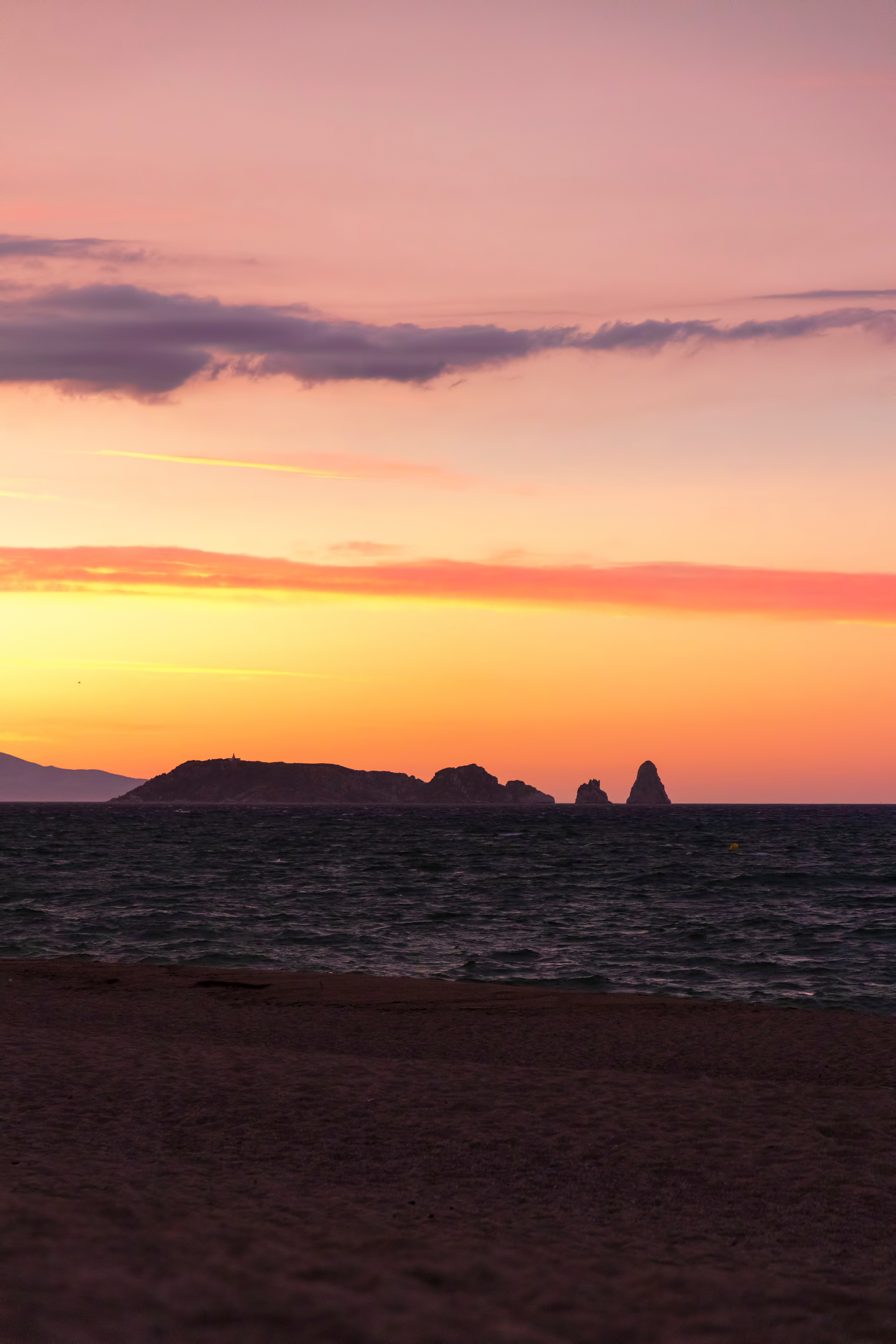 Puesta de sol en la playa de la Costa Brava