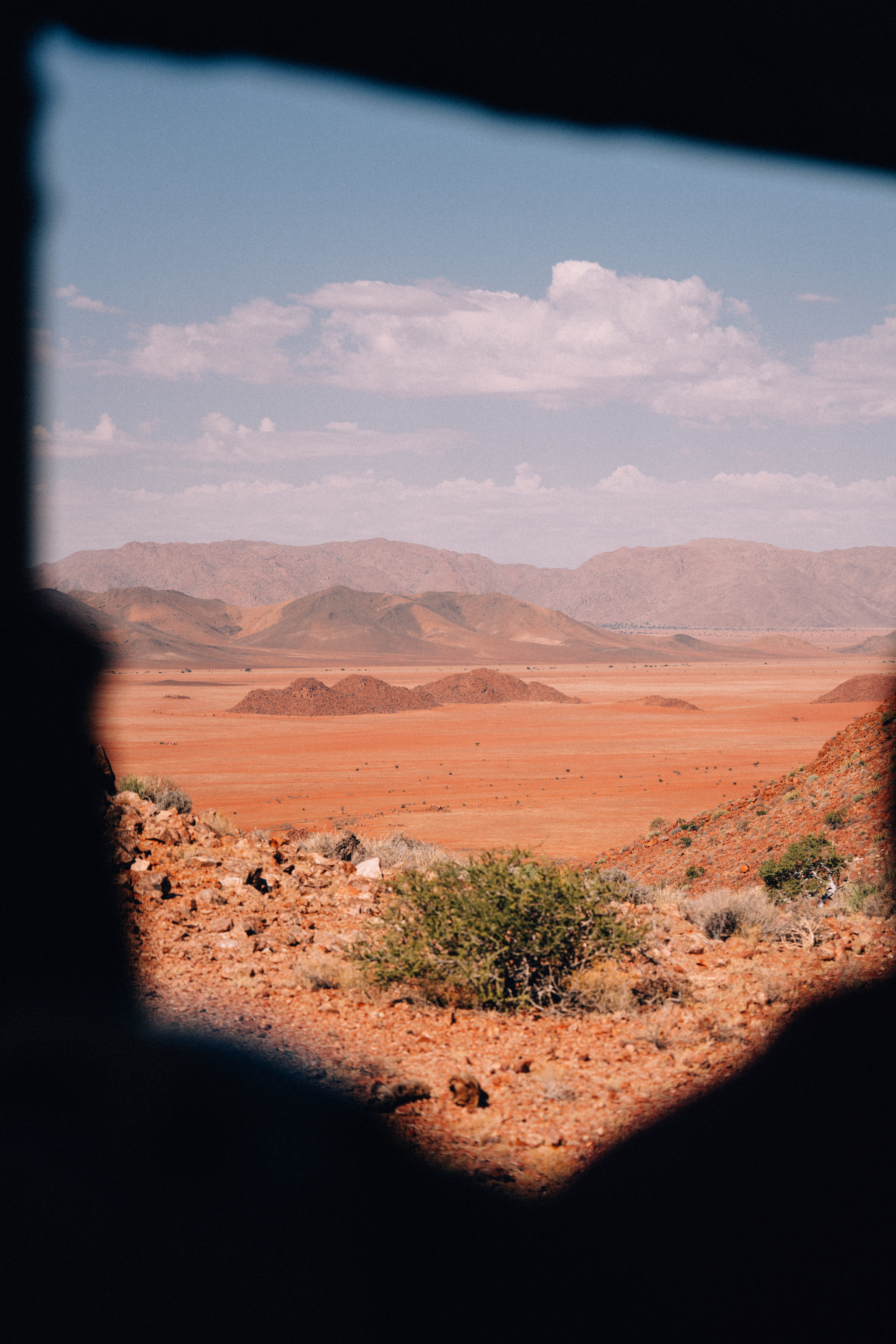 Blick aus dem Camper auf Wüste in Namibia
