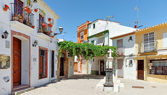 Plaza del casco antiguo de Denia, ciudad costera de la provincia de Alicante Costa Blanca, España