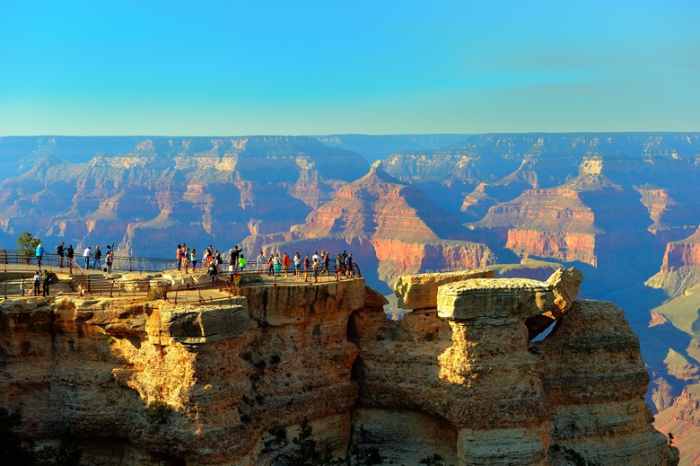 Touristen am South Rim beim Grand Canyon