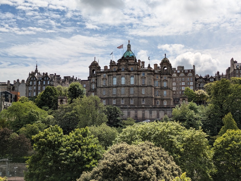 Blick auf die Altstadtgebäude in Edinburgh