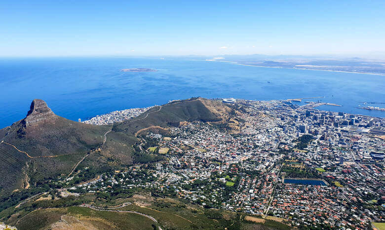 Blick über Kapstadt und das Meer in Südafrika