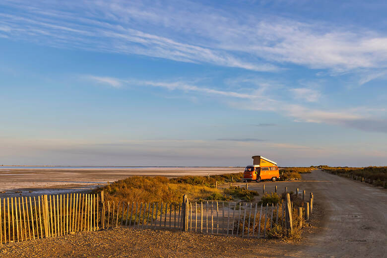 Gelber Retro-Camper an einem Strand in Südfrankreich