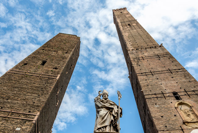 Italia: Bologna, Garisenda e Torri Asinelli