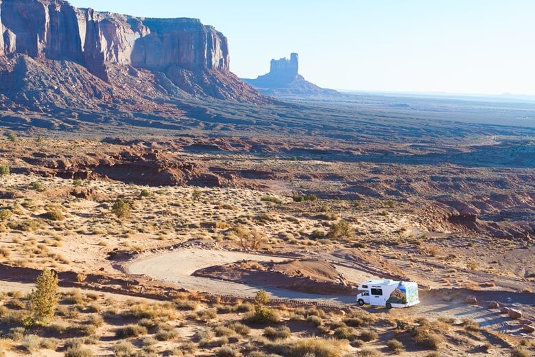 Wohnmobil fährst durch Monument Valley