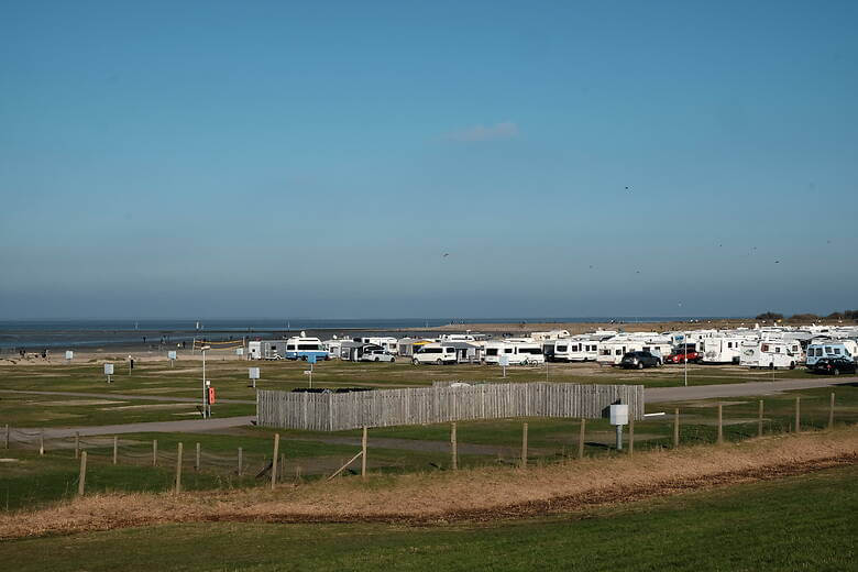 Wohnmobile im Herbst bei Sonnenschein auf dem Campingplatz in Bensersiel