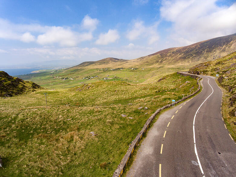 Fahrt über den Ring of Kerry mit Blick auf das Meer