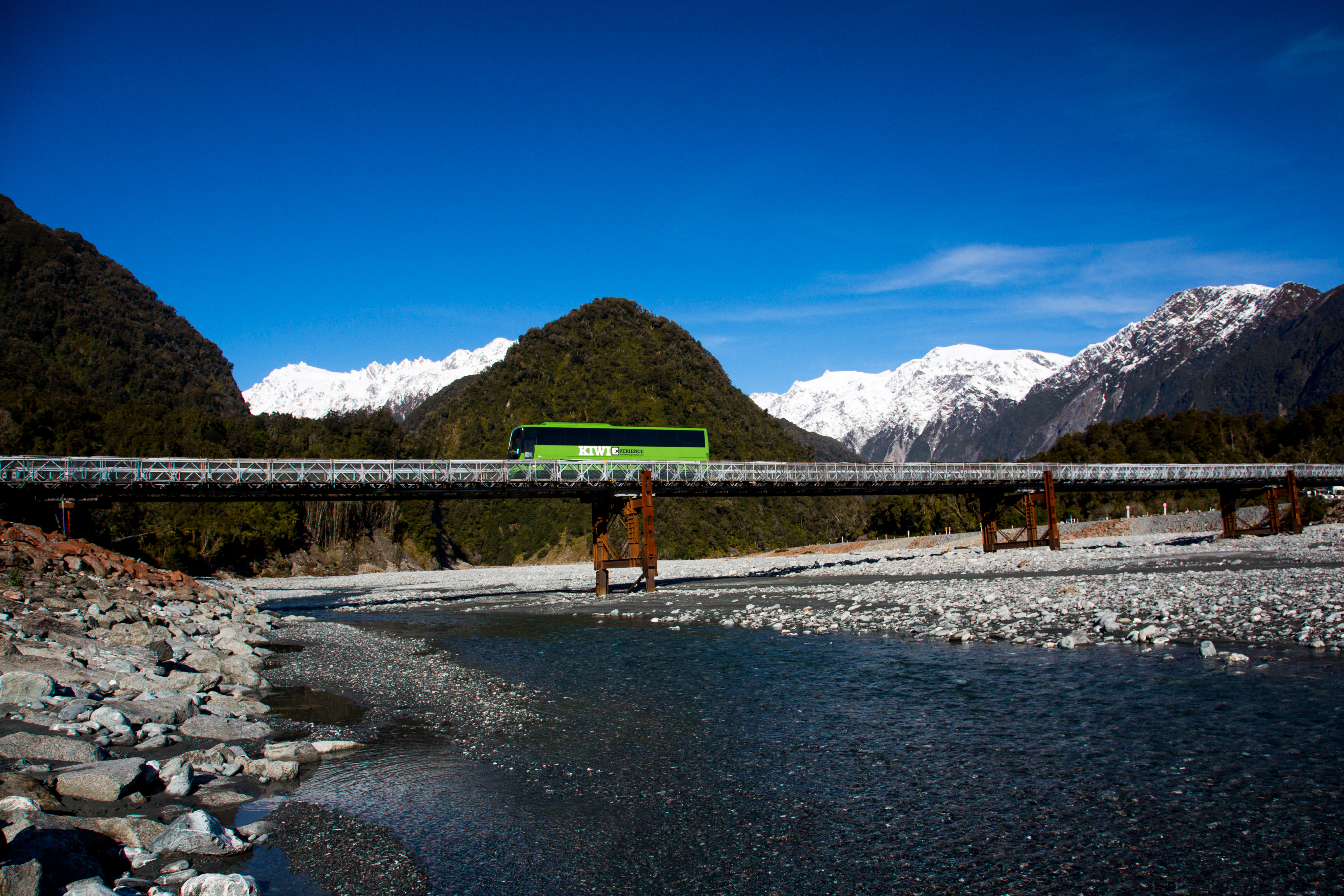 Bus auf dem Weg zum Franz Josef Gletscher in Neuseeland 