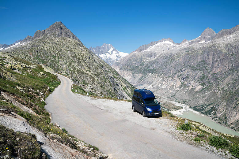 Camper auf einem Bergpass in den Schweizer Alpen