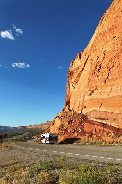 Wohnmobil fährst durch Canyonlandschaft in Utah in den USA