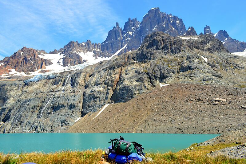 Rucksack vor einem blauen Bergsee in Patagonien