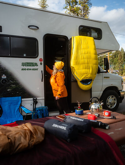 Frau auf einem Campingplatz in Kanada