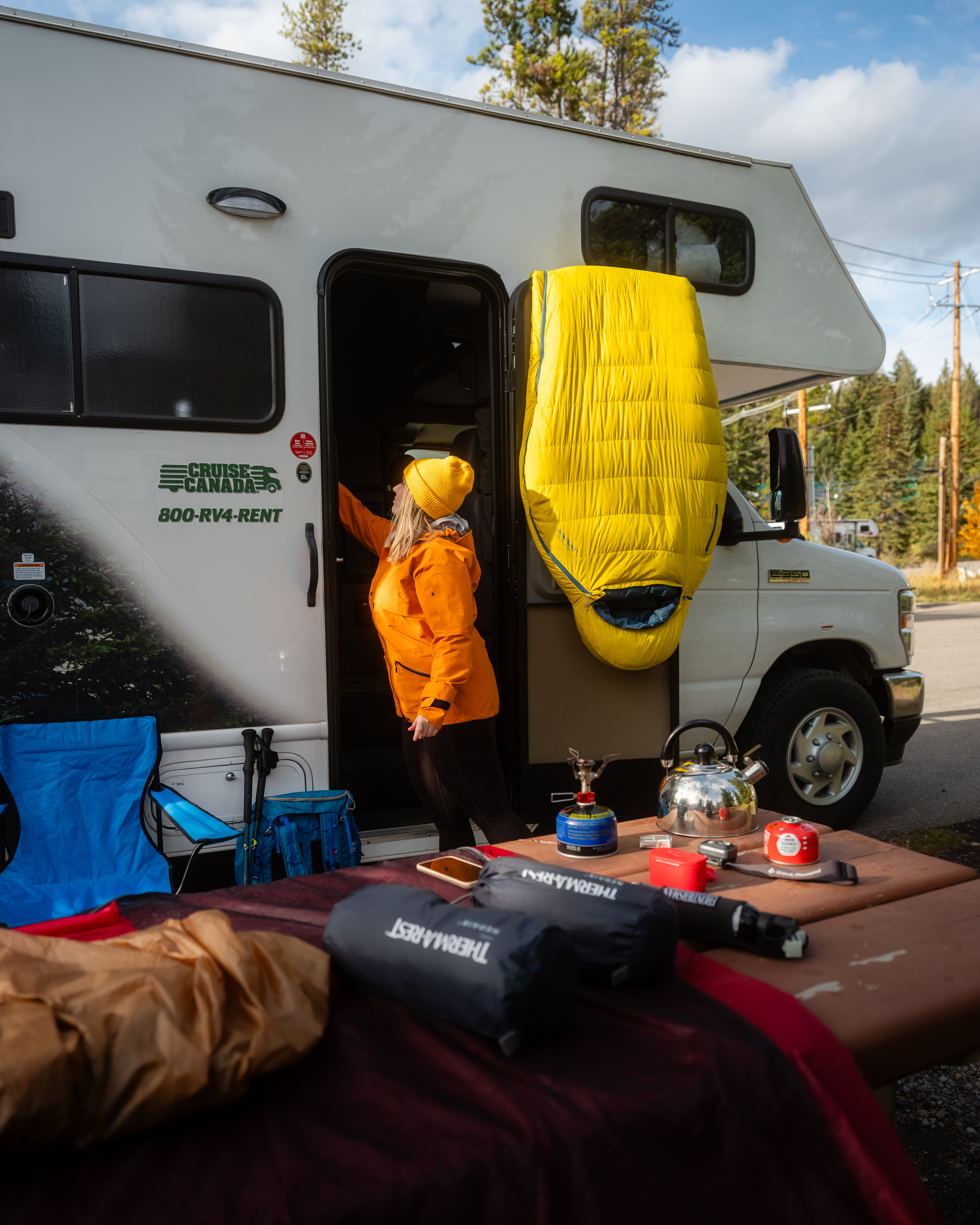 Frau auf einem Campingplatz in Kanada