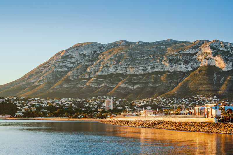 Blick vom Hafen in Denia (Spanien) auf die Berge 