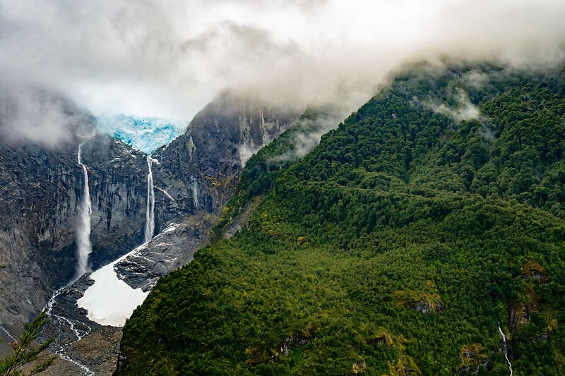 Hängende Gletscher in Patagonien zwischen Bergen