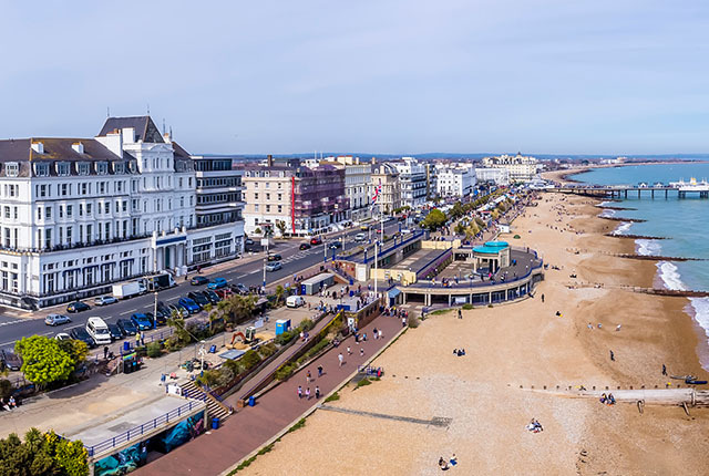 Panoramablick entlang des Strandes von Eastbourne, UK