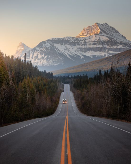 Wohnmobil fährt über den Icefields Parkway in Kanada 