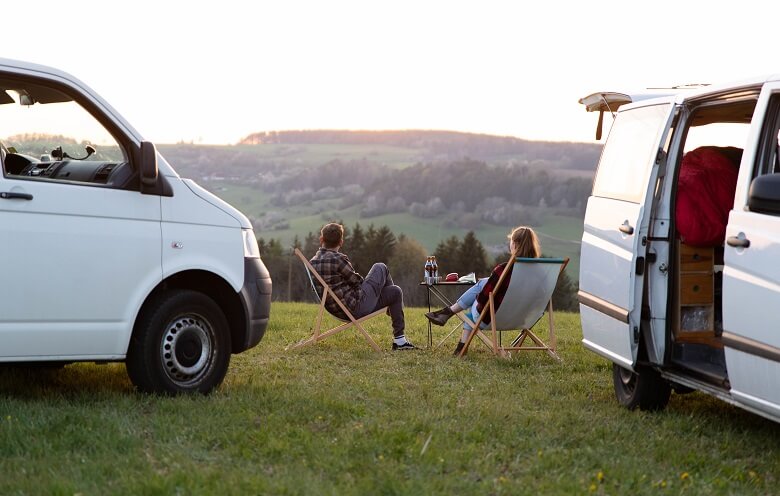 Zwei Personen campen im Schwarzwald mit Blick auf die Natur