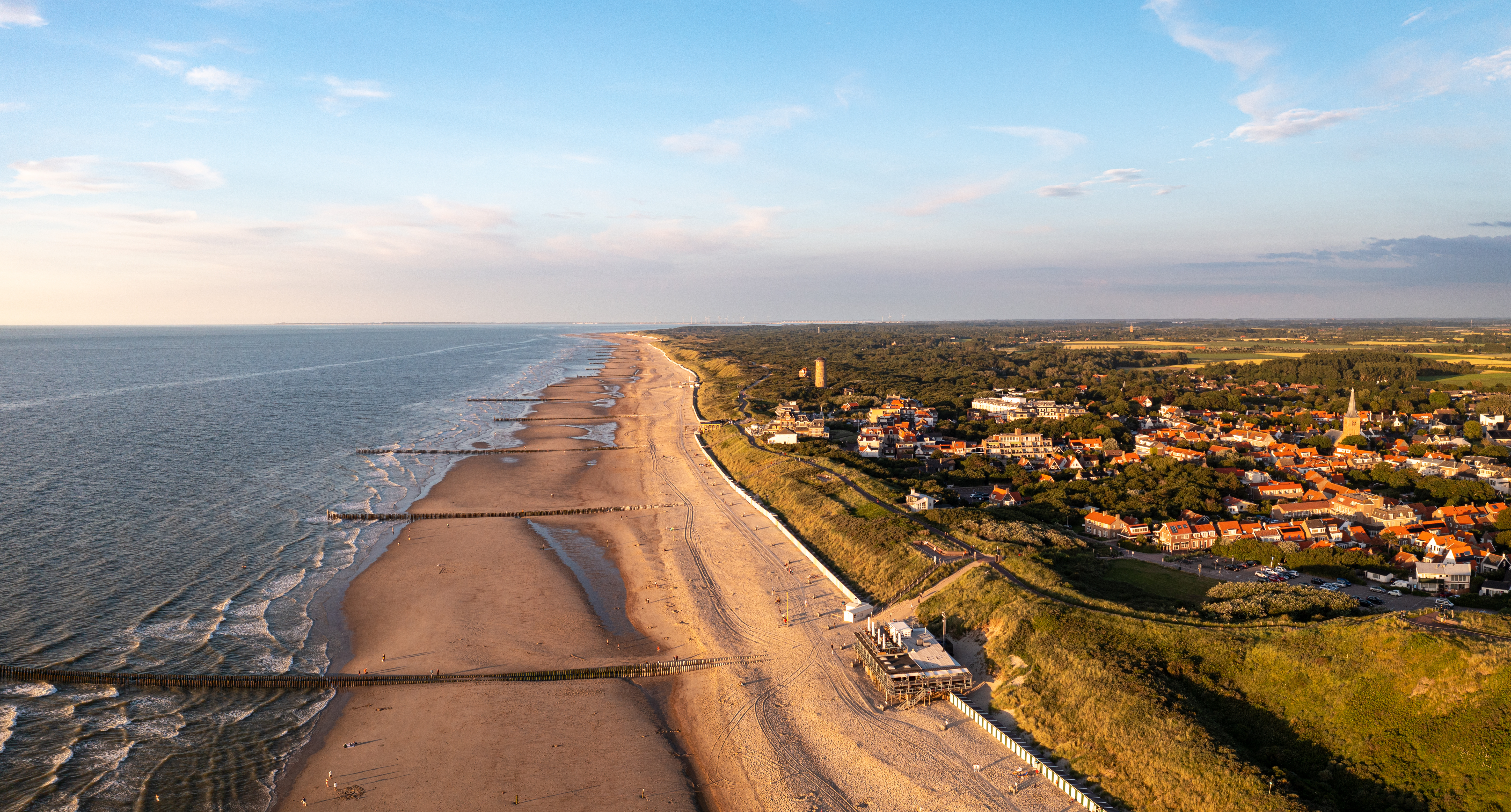 Uitzicht op een strand in Zeeland, Nederland.