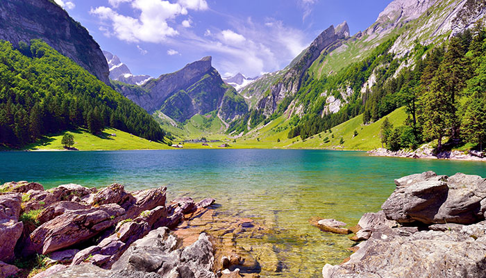 Seealpsee im Alpsteingebirge mit dem Berg Säntis im Hintergrund