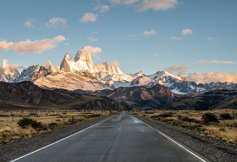 Straße bei El Chalten mit Blick auf die Berge in Argentinien