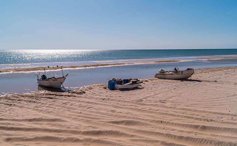 Boote am Strand im Nationalpark Doñana in Andalusien