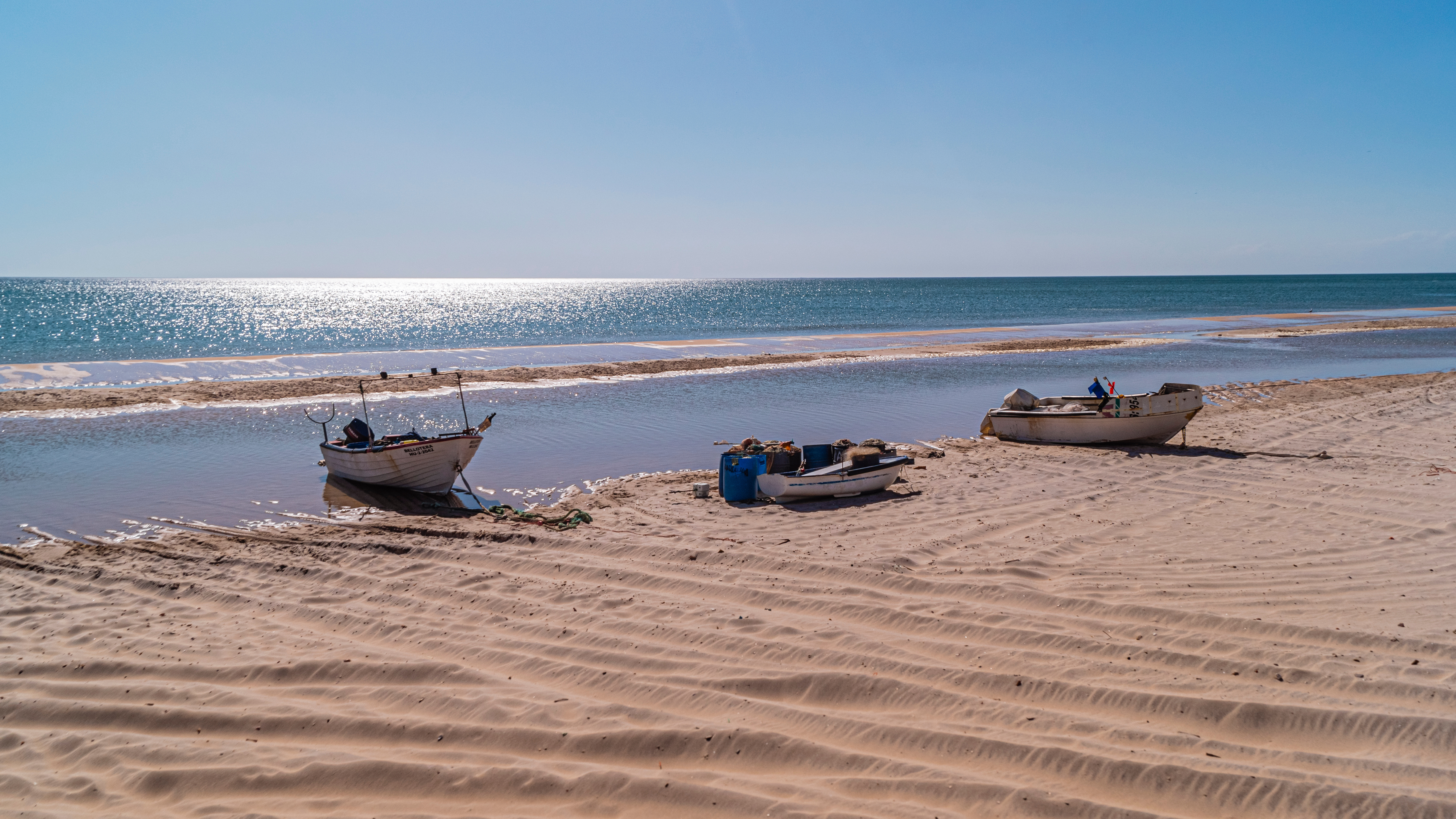 Boote am Strand im Nationalpark Doñana in Andalusien