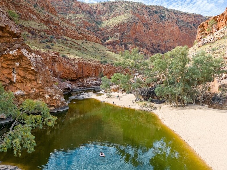Menschen baden in einer Schlucht im Outback von Australien