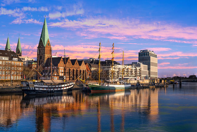 Die Bremer Uferpromenade bei Sonnenuntergang