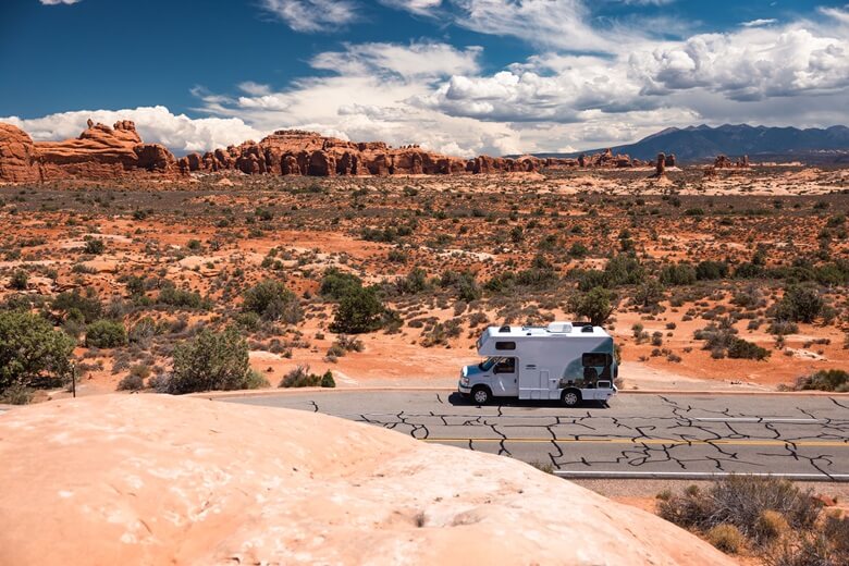 Wohnmobil zwischen roten Canyons im Westen der USA