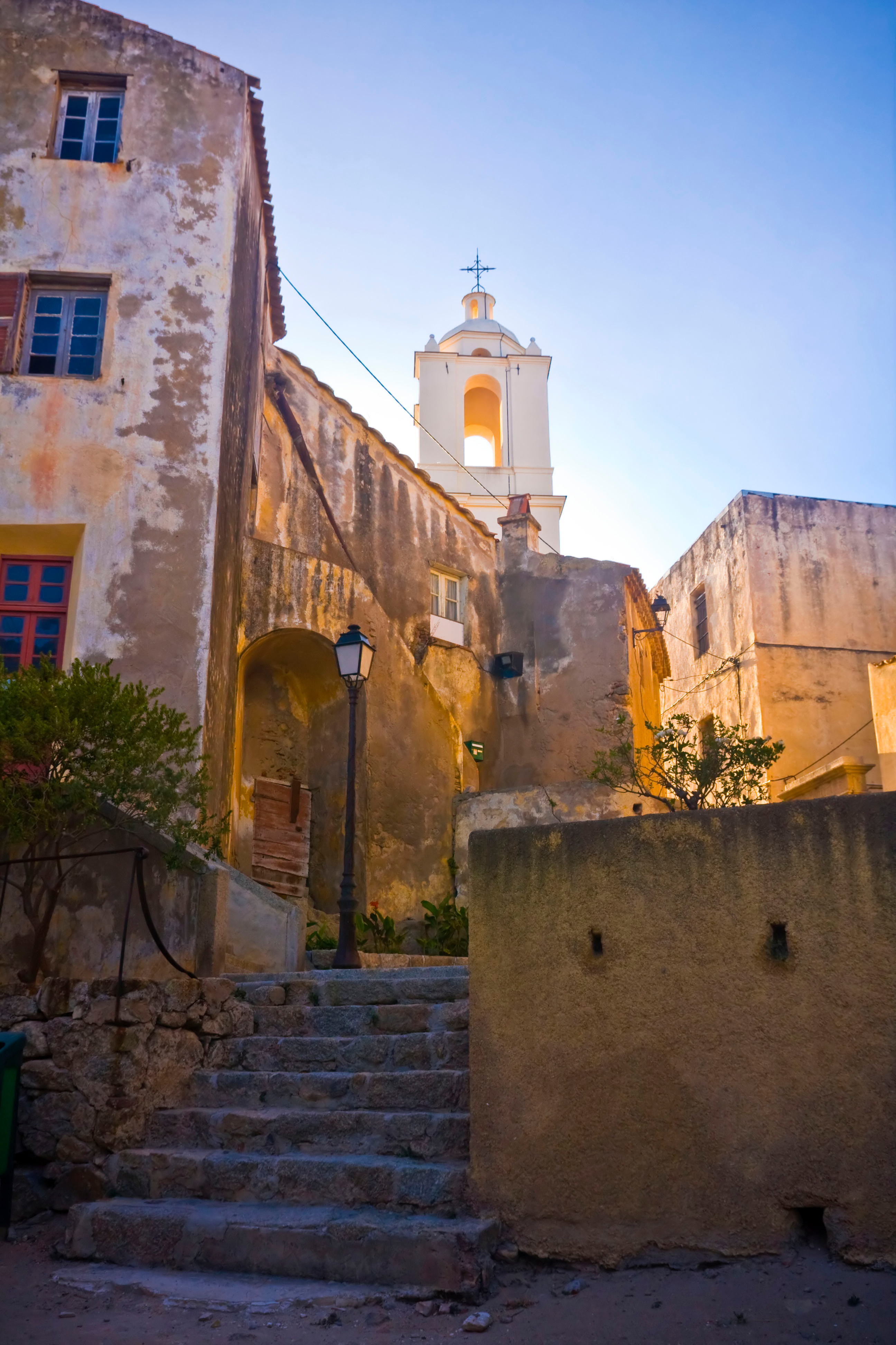 Gassen in Calvi auf Korsika