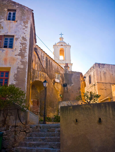 Gassen in Calvi auf Korsika