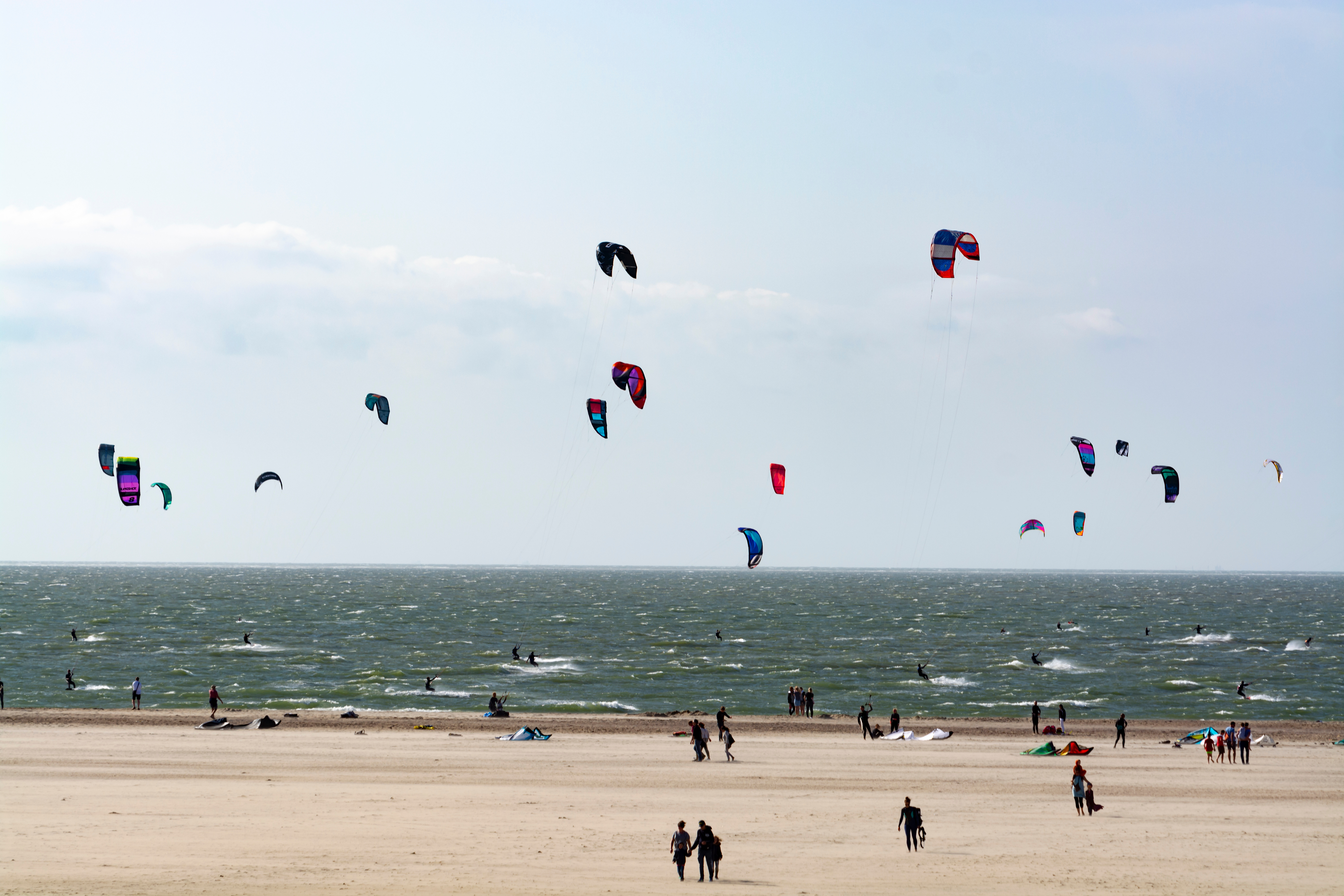 Kitesurfen op een strand in Zeeland, Nederland.