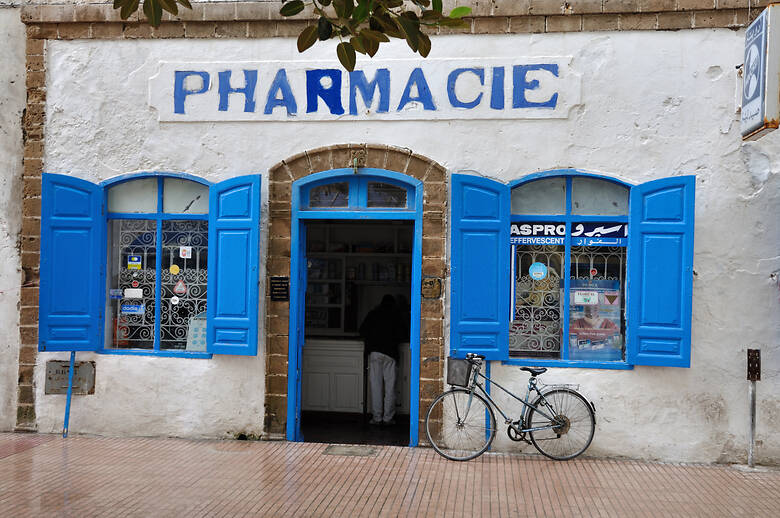 Apotheke mit blauen Fensterläden in Marokko