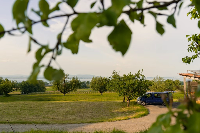 Camper auf einem Bauernhof mit Blick auf den Bodensee