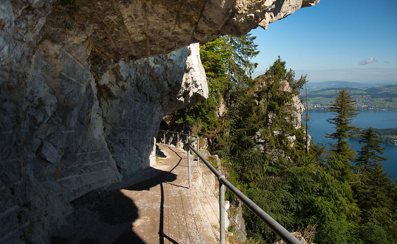 Wandern am Vierwaldstättersee an Felswänden entlang 